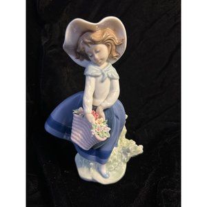Lladró “Pretty Pickings” Figurine